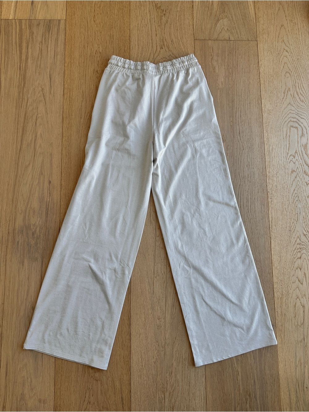 Vuori Halo Essential Wide Leg DreamKnit™ Pant Ecru
Heather S - Picture 7 of 8